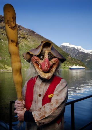 M�TER TURISTENE: P� kaia blir cruiseturistene m�tt av et medbrakt troll f�r turbussene tar dem videre opp til Dalsnibba og Flydalsjuvet for photo opportunities.