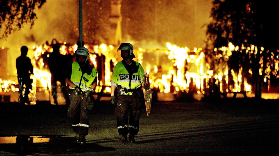 I FULL FYR: Natt til onsdag i forrige uke brant boligenhetene ved Lier ventemottak ned til grunnen etter at en liten gruppe beboere ved mottaket tente p� som en protest mot forholdene der. Foto: Torbj�rn Gr�nning / Dagbladet