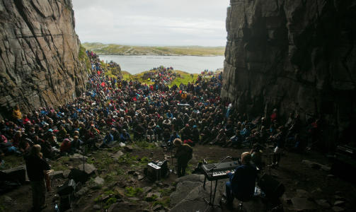 NORGES VAKRESTE FESTIVALSCENE: - Dette er det mest sakrale jeg har opplevd, sa P�l Moddi Knutsen (23) etter l�rdagens konsert i Kirkehelleren - en enorm grotte p� et sted der det har bodd folk i 9000 �r. Foto: J�RGEN BRYNHILDSVOLL