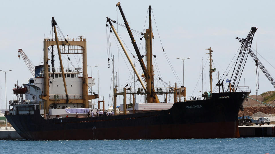VIL HINDRE SKIP: Amalthea, et skip med moldovsk flagg, la ut fra den greske havnebyen Lavrio l�rdag. Israel sier de vil hindre skipet i � n� Gaza. Samtidig er det uklart om skipet i stedet har satt kursen for Egypt. FOTO: JOHN KOLESIDIS/ Reuters