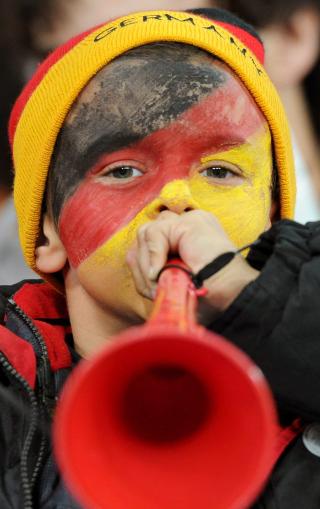 BZZZZ: En ung tysk fotballfan bidrar til den monotone summingen under kampen mellom Uruguay og Tyskland. Foto: EPA/MARCUS BRANDT/SCANPIX