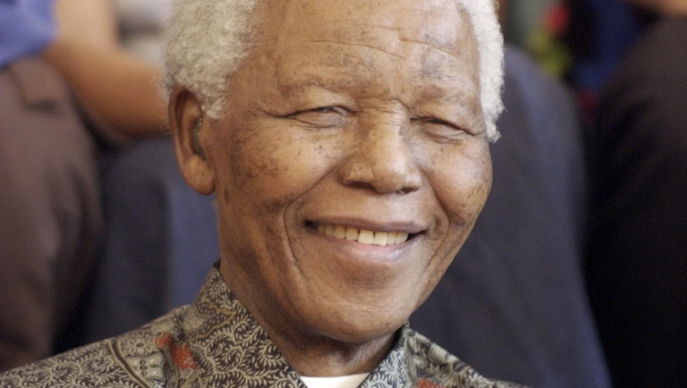 INNLAGT: Nelson Mandela har lenge slitt med magesmerter, og er lagt inn p� sykehus. Her er han avbildet i Troms� i 2005. Foto: Kaja Baardsen