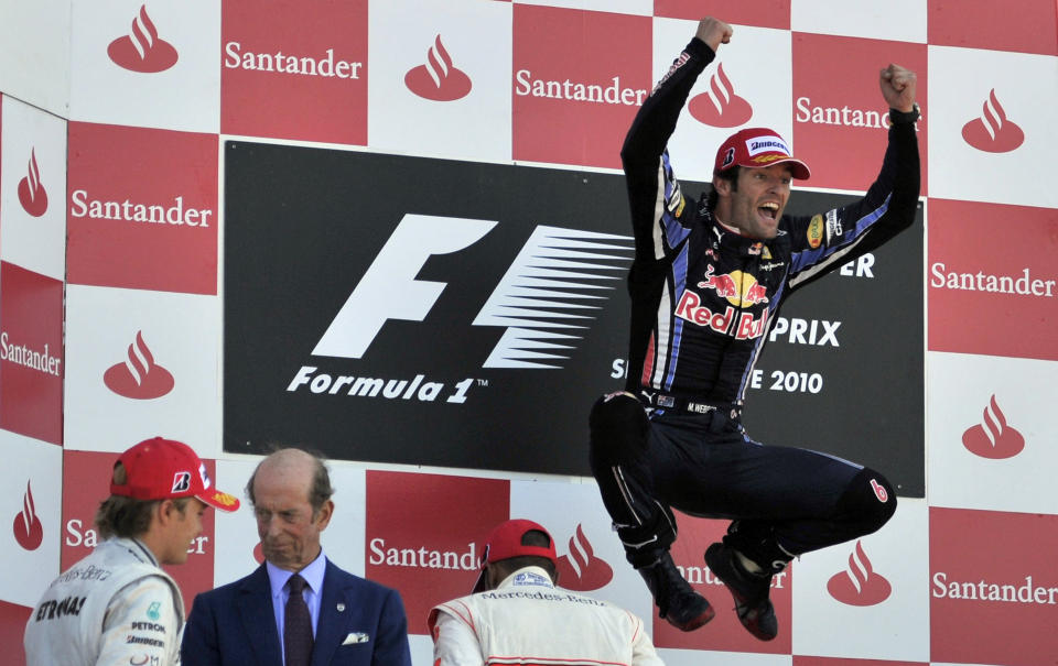 HOPPENDE GLAD: S� glad var Mark Webber (t.h.) p� seierspallen etter � ha g�tt til topps i Storbritannias Grand Prix.Foto: SCANPIX/REUTERS/Nigel Roddis