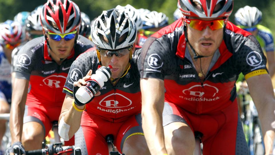 UTE ALLEREDE? Lance Armstrong (i midten) veltet en gang, og ble hindret av to andre velt. Dermed er han 13 og et halvt minutt bak teten sammenlagt. Foto: Guillaume Horcajuelo, EPA/Scanpix