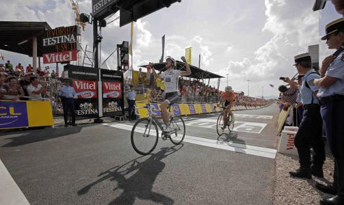 F�RSTE STIKK: Andy Schleck vant den f�rste virkelige teseten mellom de store kanonene i �rets Tour de France. Foto: Peter Dejong, AP/Scanpix