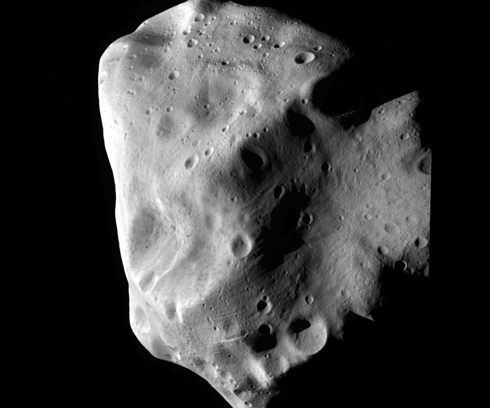 POTET I ROMMET: ESAs romsonde Rosetta, som egentlig er p� vei til kometen Churyumov-Gerasimenko, fikk tatt rundt 400 bilder av asteroiden Lutetia med en oppl�sning p� 60 meter. Dette kan gi sv�rt verdifull kunnskap om hvordan Jorda og solsystemet ble til. Foto: REUTERS/ESA 2010 MPS for OSIRIS Team MPS/UPD/LAM/IAA/RSSD/INTA/UPM/DASP/IDA