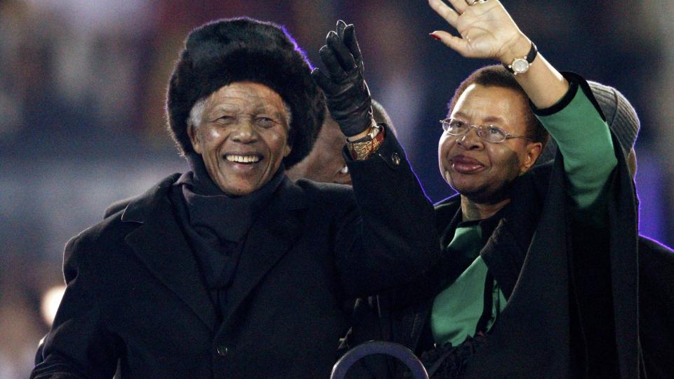 BLE HYLLET: Nelson Mandela og kona Graca Machel ble kj�rt rundt p� gressmatten mens de mottok hyllesten fra publikum i Soccer City.l Foto: Michael Kooren / EPA.