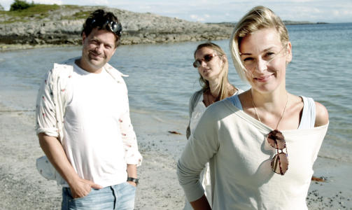 TEATERTRIO: Dramatiker Tale N�ss har spesialskrevet en monolog om en sterk kvinneskikkelse til Line Verndal. Her er trioen sammen p� ei Vega-strand. Foto: Eivind Kristensen