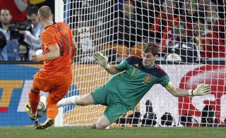 MATCHVINNERE I BEGGE ENDER: Iker Casillas viste seg som en matchvinner da han stoppet Arjen Robben p� tur igjennom.Foto: SCANPIX