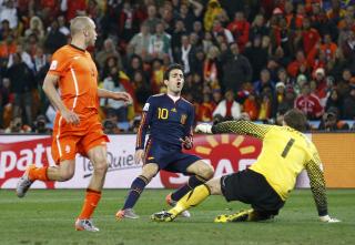 DRAMA I EKSTRAOMGANGENE: Cesc Fabregas fikk n�rmest en bl�kopi av Arjen Robbens sjanse tidligere i kampen, men misbrukte muligheten aleine med Maarten Stekelenburg i f�rste ekstraomgang.Foto: SCANPIX
