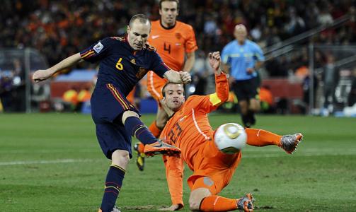 GOD SOM GULL: Her sikrer Andres Iniesta Spania VM-gullet med den seineste scoringen i en VM-finale noensinne i en kamp som var preget av nerve, sjansesl�sing og grisespill.Foto: SCANPIX