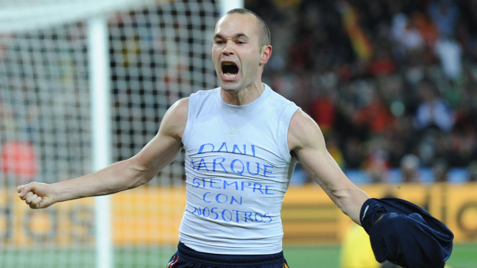 HYLLET AVD�D KOLLEGA: Andres Iniesta hyllet spillerkollegaen Dani Jarque, som p� tragisk vis d�de av hjertesvikt p� treningsleir med Espanyol i fjor. �Dani Jarque- alltid med oss� var budskapet p� Iniestas t-skjorte under drakta.Foto: SCANPIX