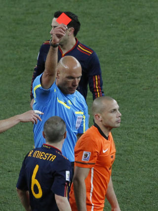 GRISETE: Nederland - Spania var uten sidestykke den VM-finalen der det ble delt ut flest gule kort: 14 i tallet. Johnny Heitinga fikk s�gar se to gule, noe som i sum blir r�dt. Dermed m�tte Nederland fullf�re ekstraomgangene med 10 mann, noe som ble kostbart. Foto: SCANPIX