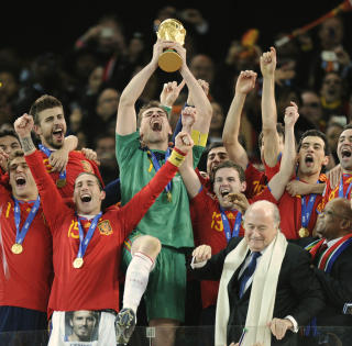 ETTERLENGTET: Spania kom til VM som den store favoritten, men fikk en vanskelig start med tap mot Sveits i �pningskampen. Fire uker seinere kunne likevel landslagskaptein Iker Casillas heve VM-pokalen som den f�rste spanjol i VM-historien.