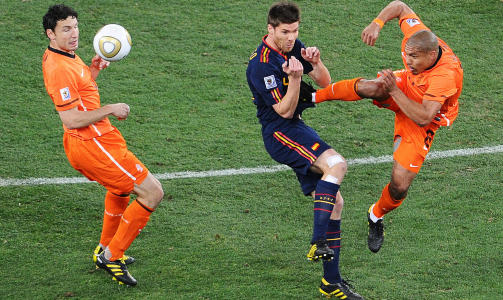 GRISETE: Nigel De Jongs stempling i brystet p� Xabi Alonso, var den styggeste episoden i en overraskende grisete VM-finale.Foto: SCANPIX