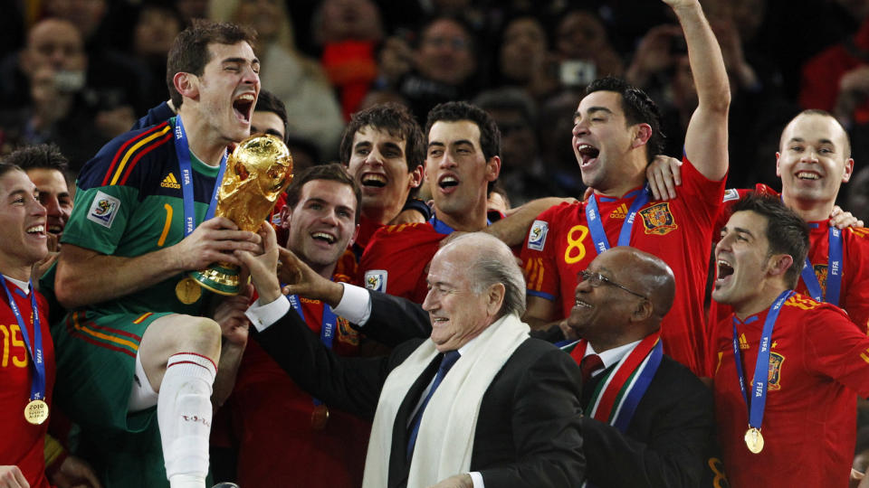 VERDENSMESTERE: Iker Casillas og Spania levde opp til favorittstempelet og ble verdensmestere, men kanskje ikke helt p� den m�ten man hadde sett for seg p� forh�nd, skriver Esten O. S�ther.Foto: SCANPIX