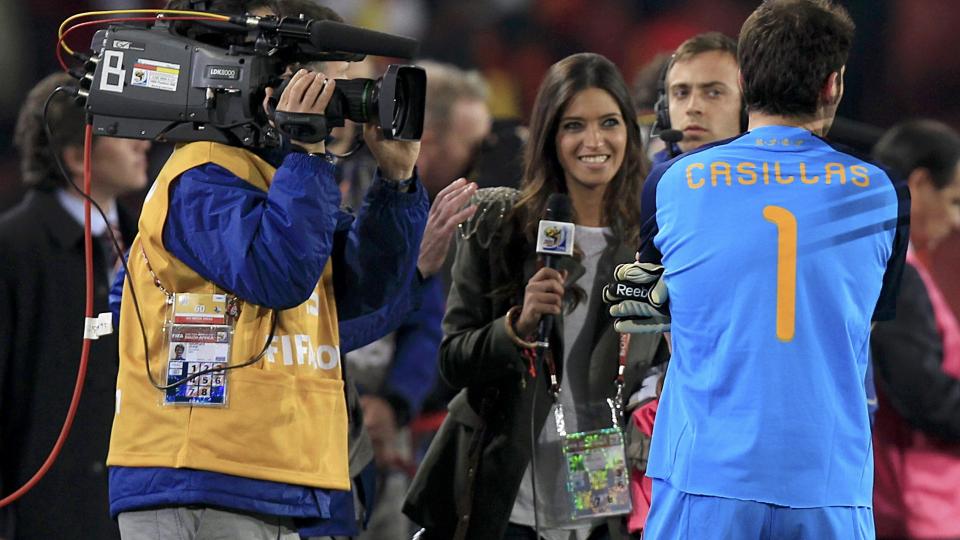 HABILITETSPROBLEMER: Gjennom hele VM-sluttspillet har Iker Casillas m�ttet finne seg i kritiske sp�rsm�l fra kj�resten, tv-reporteren Sara Carbonero. Men i kveld lot de jobb v�re jobb, og klinte til p� direkten.Foto: SCANPIX