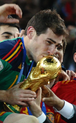 SEIERSKYSS: Det var ikke bare kj�resten Sara Carbonero som fikk kjenne Iker Casillas lepper i kveld. Ogs� VM-pokalen fikk sine kj�rtegn av den spanske landslagskapteinen.Foto: SCANPIX