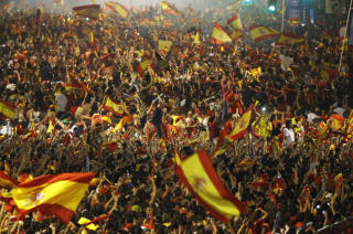 FOLKEFEST: Slik s� det ut i Madrid dda Andres Iniesta sendte Spania til VM-gull for f�rste gang.Foto: SCANPIX