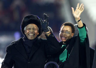 STOLT: Nelson Mandela ble hyllet f�r kampstart p� Soccer City, men 92-�ringen var for redusert til � overv�re selve VM-finalen. Det var imidlertid ingen tvil om at han lot seg begeistre av folkets hyllest sammen med kona Grace Machel.Foto: SCANPIX