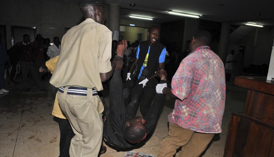 B�RES TIL SYKEHUS: En s�ret mann er framme ved et sykehus i Kampala etter bombeattentatene mot VM-fans i byen s�ndag kveld. Foto: REUTERS/SCANPIX