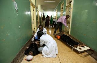 BEHANDLER S�REDE: Gangene p� sykehuset Mulago i Kampala ble tatt i bruk da det str�mmet p� med s�rede personer etter bombeeksplosjonen i g�r kveld. FOTO: REUTERS/Benedicte Desrus