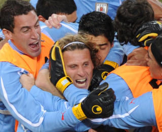 GULLGUTT: Diego Forlan hadde et stort mesterskap for Uruguay og ble k�ret til mesteskapets beste spiller.Foto: SCANPIX