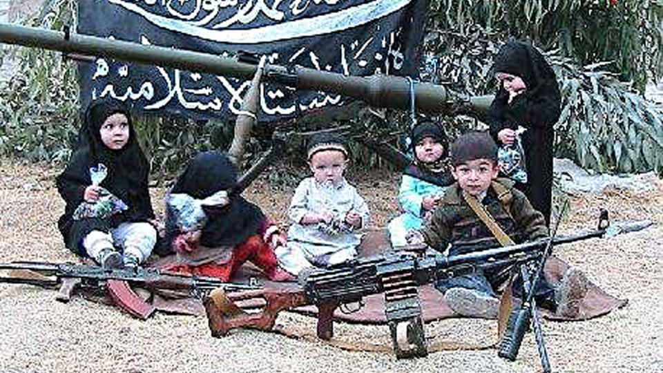 USBEKISK PR-SUKSESS: Islamic Jihad Union (IJU) er navnet p� den mest synlige sentral-asiatiske terrororganisasjonen i dag. Den usbekiske gruppen med medlemmer fra mange ulike nasjonaliteter har hatt kontakt med al-Qaida, trent i Wazirsistan og deltatt i planlegging av terror p� tysk jord. Den mulige norske cellen som ble avsl�rt i forrige uke ligner en IJU-celle. Bildet som dette har skaffet IJU oppmerksomhet i media. Det ble offentliggjort i fjor. Foto: AFP/SITE Intelligence Group