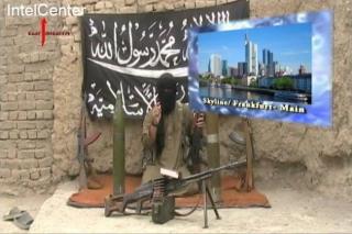 FRA SAMME VIDEO: Mannen p� bildet hevdes � v�re den tyske jihadisten Ajjub Almani. Han sitter foran et bilde av Frankfurts skyline. I videoen ble det oppfordret til jihad mot Vesten. Foto: EPA/INTELCENTER