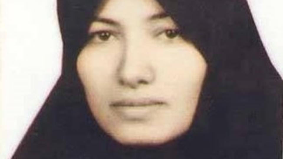 D�MT TIL STEINING: Den iranske tobarnsmoren Sakineh Ashtiani (43) er d�mt til d�den ved steining for angivelig utroskap. Foto: Iran Human Rights