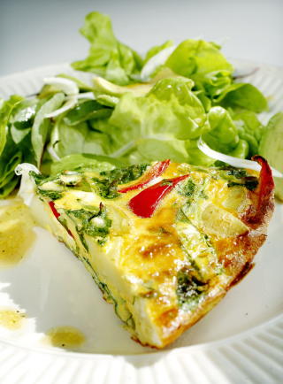 OMELETT, IKKE BR�D: Hexeberg anbefaler � droppe br�dskiva og heller steke omelett til frokost. Foto: Mette M�ller