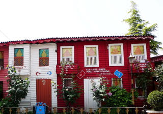 FREDELIG KAMP: De fleste som jobber for et selvstendig Turkestan gj�r det p� fredelig vis, som her i Istanbul, hvor et kvartal i sentrum er �turkestansk�, blant annet med egen restaurant. Flagget til h�yre er det �st-turkestanske. Foto: ASTRID MELAND