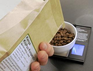 BRUK VEKT:Du trenger 60 gram kaffe per liter vann FOTO: �ivind Lie