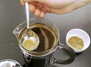 SKUM AV: Skummet har en t�rr konsistens og har smaker vi helst ikke vil ha i koppen. FOTO: �ivind Lie