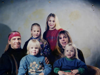 Barn ingen hindring: Hele familien hos fotografen i 1995. Barn ingen hindring: Hele familien hos fotografen i 1995.