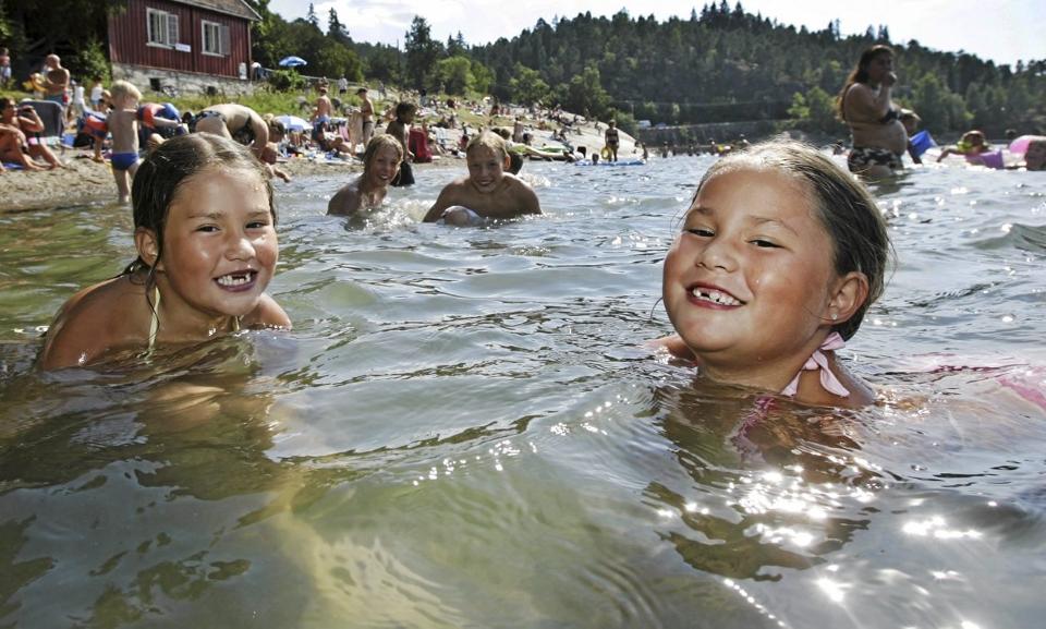 TRYGG I SOLA: Her er tingene barna trenger i sommervarmen.  Foto: Erlend Aas / SCANPIX