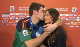 HETEST: Iker Casillas og kj�resten Sara Carbonero. Stillbilde: Telecinco.