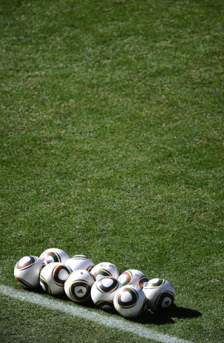 JABULANI: FIFA-ballen har f�tt skylda for det meste under VM. Her er ti eksemplarer av arten. Foto: Jewel Samad / AFP.