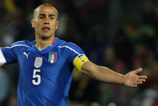 FRA HYLLET TIL UTSKJELT: Fabio Cannavaro var VM-vinnende kaptein i 2006. I 2010 gikk det ikke helt samme veien. Foto: Ricardo Mazalan / EPA.