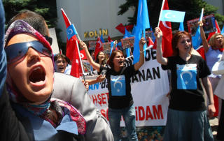 DEMONSTRERTE FOR SELVSTENDIGHET: Uigur-tyrkere utenfor den kinesiske ambassaden i Ankara i forrige uke. Foto: AFP PHOTO / ADEM ALTAN