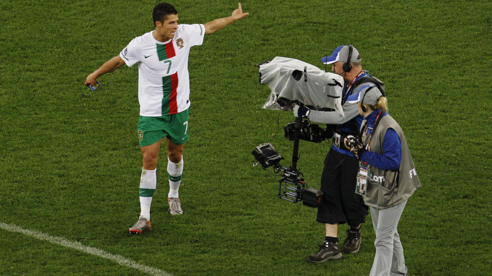 S FOR SURE, SPYTTENDE RONALDO: S st�r for spyttklyse. Cristiano Ronaldo tok ikke akkurat noe verdig farvel med S�r-Afrika da han sendte en spyttklyse mot kamera etter �ttedelsfinalen mot Spania.Foto: SCANPIX