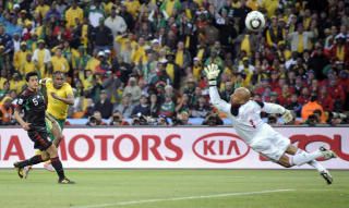 BAFANA BAFANA: Siphiwe Tshabalala og S�r-Afrika gjorde seg p� ingen m�te bort i mesterskapet p� hjemmebane, men ble den f�rste vertsnasjonen til � ryke ut i gruppespillet i VM-sammenheng.Foto: SCANPIX