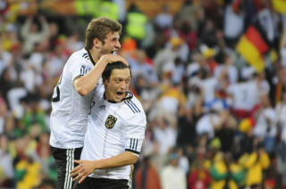 TOPPSCORER OG �ZIL: Thomas M�ller (t.v.) endte som VMs toppscorer. Lagkamerat Mesut �zil imponerte ogs� stort. Foto: SCANPIX