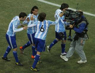 IRRITABEL: En n�rg�ende kameramann fikk smake Gabriel Heinzes vrede da Argentina feiret scorign mot Mexico.Foto: SCANPIX