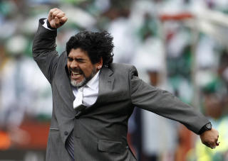 H�YT OG LAVT: Diego Maradona var en av VMs st�rste profiler. I kjent fikk kritekerne passet p�skrevet.Foto: SCANPIX