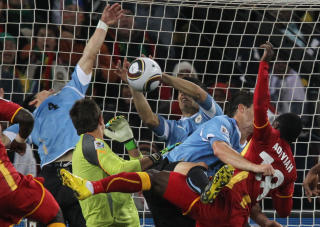 KYNISME: Luis Suarez ga kynismen et ansikt da han stoppet Dominic Adiyahs heading p� keepervis. Asamoah Gyan misbrukte straffesparket, og Suarez ble helt i Uruguay og skurk i Afrika.Foto: SCANPIX
