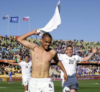 GLADE, UBESEIREDE AMAT�RER: Winston Reid ble funnet p� Facebook, andre bak skranken i en bank. De glade amat�rer fra New Zealand endte utrolig nok mesterskapet som det eneste ubeseirede laget.Foto: SCANPIX