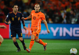 UTILN�RMELIG: Xavi (t.v.)  og Spania har en egen evne til � gj�re motstanderne svimle, selv om de heter Wesley Sneijder.Foto: SCANPIX