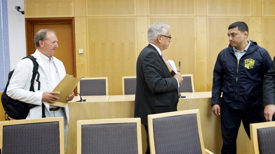 DOBBELTSPILL: Siktede David Jakobsen (t.h.) var PSTs informant samtidig som han fortsatte m�tene med sine bekjente.  Han visste ikke at PST allerede hadde ham under overv�kning og mistenkte ham for � v�re en del av terrorforbundet. If�lge Jacobsens advokat Kjell T. Dahl (i midten) frykter 31-�ringen n� for sin egen sikkerhet. Foto: H�KON MOSVOLD LARSEN/ SCANPIX