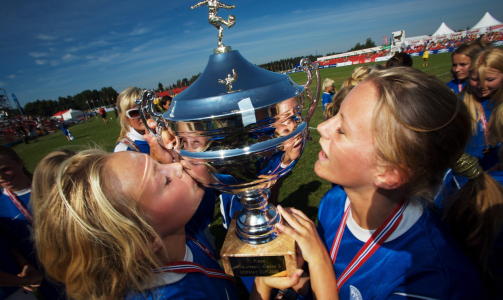 seierskysset: Disse Tertnes-jentene vant finalen.

Foto: Eirik Helland Urke / Dagbladet